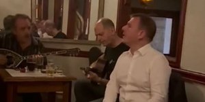 Ο Παναγιώτης Δουδωνής τραγουδά το «Παράξενη κοπέλα» του Μανώλη Χιώτη σε ταβέρνα