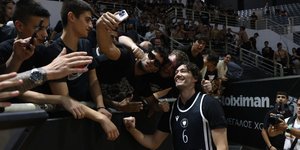 Ο Τσεντί Όσμαν με φίλους του ΠΑΟΚ
