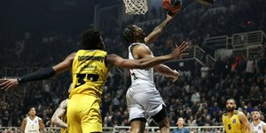 Στιγμιότυπο από τον αγώνα ΠΑΟΚ-Άρης στη Basket League