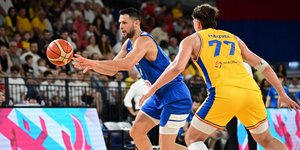Ο Κώστας Παπανικολάου σε φάση από τον αγώνα με την Ρουμανία