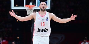 Ο αρχηγός του Ολυμπιακού Κώστας Παπανικολάου