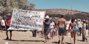 Αντιδράσεις για τα ομπρελοκαθίσματα στην παραλία Τρυπητή της Πάρου