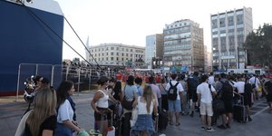 Αυξημένη κίνηση στο λιμάνι του Πειραιά, λόγω των αδειούχων του Αυγούστου
