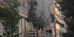 Μεγάλη φωτιά σε διαμέρισμα στον Πειραιά