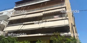 Η πολυκατοικία δίπλα στο κτίριο που κατέρρευσε στα Πετράλωνα