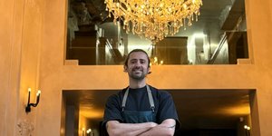 άνδρας σεφ εστιατόριο σάλα πολυέλαιος τοιχογραφία Καραβάτζιο 
