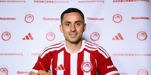 Ο Μανώλης Σάλιακας με τη φανέλα τoυ Ολυμπιακού