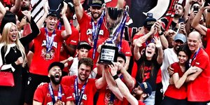 Οι παίκτες του Ολυμπιακού με την κούπα του πρωταθλήματος