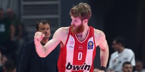 Ο Τόμας Γουόκαπ με τη φανέλα του Ολυμπιακό
