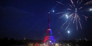 Πυροτέχνημα πάνω από το Πύργο του Άιφελ στο Παρίσι
