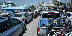 Αυτοκίνητα σε λιμάνι 