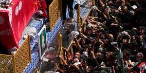 Ύστατος φόρος τιμής αποτίεται στον Αλί Χαμενεΐ στο Ιράκ