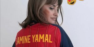 Η Πενέλοπε Κρουζ με φανέλα του Γιαμάλ της εθνικής Ισπανίας