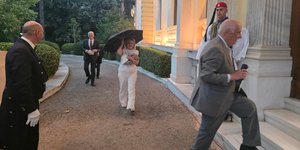 Υπό βροχή η προσέλευση στο Προεδρικό Μέγαρο 
