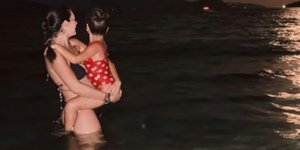 Βραδινή βουτιά για τη Νικολέττα Ράλλη και την κόρη της 