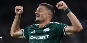 Ο Έλμιν Ραστόντερ πανηγυρίζει για το 2-2 
