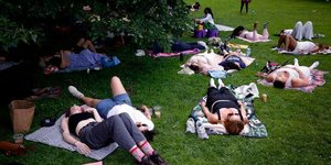 Τι είναι το Club Rest Stop όπου οι συμμετέχοντες καλούνται να αφήσουν στην άκρη κινητά και υποχρεώσεις και να αφιερώσουν 2 ώρες αποκλειστικά στην ξεκούραση / FACEBOOK