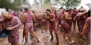 Ισπανοί συμμετέχουν στην παραδοσιακή γιορτή του κρασιού στη Ριόχα