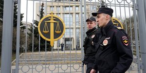 Aστυνομικοί φρουρούν την είσοδο του Δικαστηρίου της Μόσχας