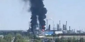 Ουκρανικά drones χτύπησαν το ρωσικό διυλιστήριο πετρελαίου Τιουμέν προκαλώντας μεγάλη πυρκαγιά