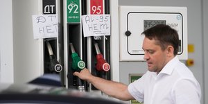 Ρώσος γεμίζει το ρεζερβουάρ του αυτοκινήτου του