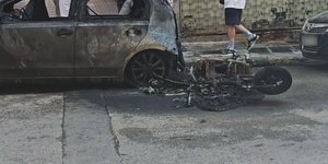 Καταστράφηκε ολοσχερώς ΙΧ, έπειτα από φωτιά σε σκούτερ