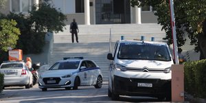 Περιπολικά έξω από το Σισμανόγλειο