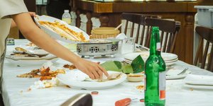 Σερβιτόρος καθαρίζει το τραπέζι