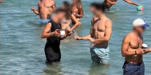 Στην Πάρο σερβιτόρος μπήκε μέσα στη θάλασσα για να προσφέρει τις υπηρεσίες του