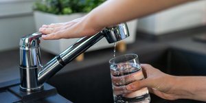 Οικιακή βρύση και ποτήρι