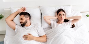 Ζευγάρι σε κρεβάτι που ο άνδρας ροχαλίζει