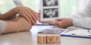Ζευγάρι και ταμπέλα ivf