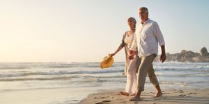 Ηλικιωμένοo ζευγάρι περπατά στην παραλία - Shutterstock