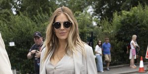  Η Σιένα Μιλερ αποχαιρετά το boho: Η κομψή εμφάνιση με μονόχρωμο κοστούμι στο Wimbledon