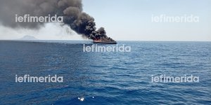 Φωτιά σε ταχύπλοο σκάφος ανοιχτά της Βουλιαγμένης