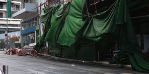Η σκαλωσιά πολυκατοικίας που κατέρρευσε στον Πειραιά