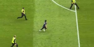 Η στιγμή που σεκιούριτι κυνηγούν οπαδό στο Βέλγιο - Σενεγάλη