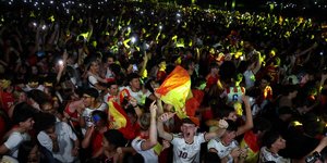Οι Ισπανοί πανηγυρίζουν την πρόκριση στον μεγάλο τελικό