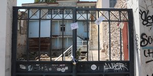 Μηνύματα και λουλούδια έξω από το σπίτι που γυρίστηκε η ταινία με τη Μάρω Κοντού «Η δε γυνή να φοβήται τον άνδρα»