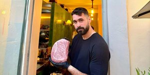Ο επιχειρηματίας Στέφανος Νεδέλκος στο εστιατόριό του «Κόμισσα» στην Κέρκυρα