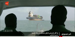 Ιρανοί παρακολουθούν τη διέλευση πλοίου από τα Στενά του Ορμούζ