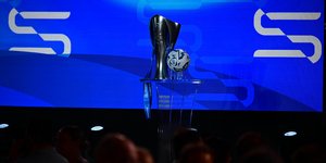 Το τρόπαιο της Super League από την κλήρωση της σεζόν 2026/27