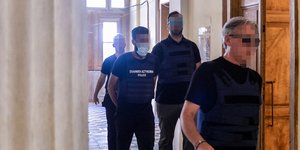 Ο δράστης της δολοφονίας στη Σύρο την ώρα που οδηγείται στον εισαγγελέα 
