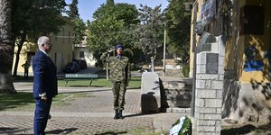 Κατάθεση στεφανιού από τον ΠτΔ Κώστα Τασούλα στην προτομή του Σπύρου Μουστακλή στο Πάρκο Ελευθερίας
