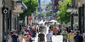Θερινές εκπτώσεις: Κυριακή με ανοιχτά καταστήματα