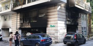 H πολυκατοικία όπου έγινε η μία από τις τρεις επιθέσεις με εκρηκτικούς μηχανισμούς στη Θεσσαλονίκη