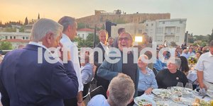 ΤΗΙ δείπνο κάτω από την Ακρόπολη