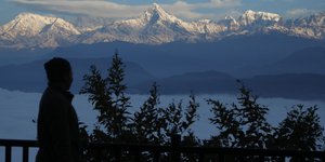 Ένας τουρίστας κοιτάζει το Ματσαπουτσάρε, γνωστό και ως «Όρος Ψαροουρά», από την Ποκάρα, περίπου 193 χιλιόμετρα δυτικά του Κατμαντού, στο Νεπάλ 