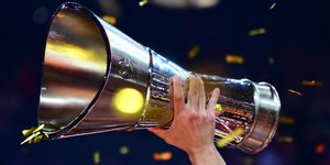 Το τρόπαιο της Euroleague στην απονομή του Ολυμπιακού