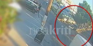 Aυτοκίνητο «πετάει» στον αέρα και πέφτει πάνω σε δέντρο και σταθμευμένα αυτοκίνητα στην Κρήτη